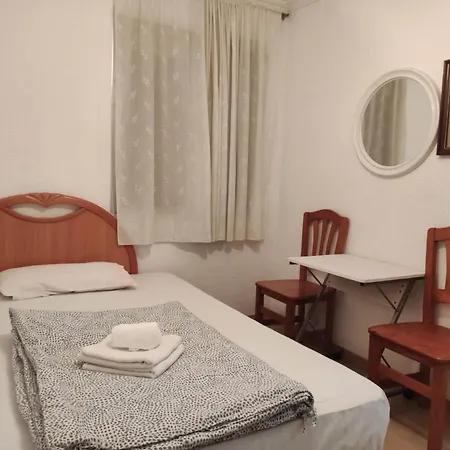30-3- бюджетная комната в квартире для 2 человека, Homestay *
